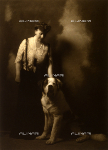 FVQ-F-140057-0000 - Ritratto di signora con cane - Data dello scatto: 1910 ca. - Archivi Alinari, Firenze