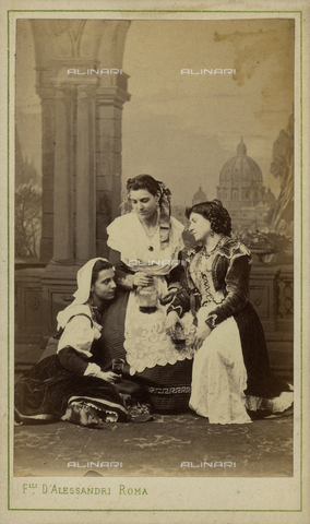 FVQ-F-143955-0000 - Gruppo di donne con vino, sullo sfondo Cupola di San Pietro, Roma - Data dello scatto: 1890 ca. - Archivi Alinari, Firenze