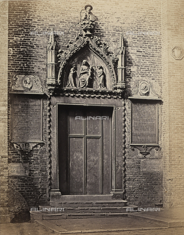 FVQ-F-147834-0000 - Portale laterale della chiesa di S. Maria Gloriosa dei Frari, Venezia - Data dello scatto: 1860-1865 - Archivi Alinari, Firenze