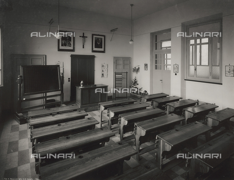 FVQ-F-149003-0000 - Un aula della scuola elementare E. Tonoli in via Baggio, Milano - Data dello scatto: 1940-1945 - Archivi Alinari, Firenze