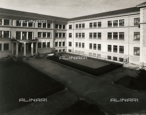 FVQ-F-149006-0000 - Cortile della scuola elementare "Luigi Cadorna" in via Carlo Dolci, Milano - Data dello scatto: 1940-1950 - Archivi Alinari, Firenze