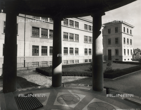 FVQ-F-149007-0000 - Cortile della scuola elementare "Luigi Cadorna" in via Carlo Dolci, Milano - Data dello scatto: 1940-1960 - Archivi Alinari, Firenze