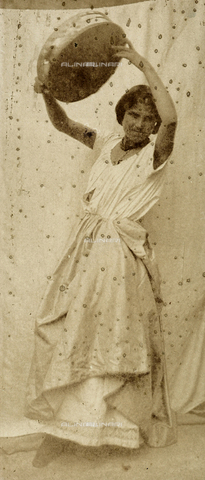 FVQ-F-149975-0000 - Ritratto di una giovane ballerina con le braccia alzate. Tra le mani tiene un tamburello - Data dello scatto: 1852 - 1854 - Archivi Alinari, Firenze