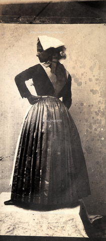 FVQ-F-149979-0000 - Ritratto da tergo di una giovane donna in abiti tradizionali laziali. - Data dello scatto: 1852 - 1854 - Archivi Alinari, Firenze