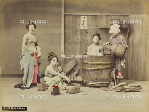 FVQ-F-151942-0000 - Young Japanese women while bathing, Japanese - Date of photography: 1885-1895 - Alinari Archives, Florence