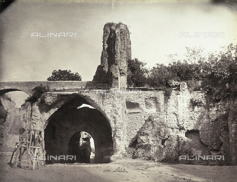 FVQ-F-158715-0000 - Rovine sul Palatino (foto attribuita a Simelli- stampata nel laboratorio Chauffourier presso cui confluirono le lastre di Simelli) - Data dello scatto: 1865 ca. - Archivi Alinari, Firenze