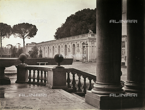 FVQ-F-158720-0000 - Il cortile di Villa Medici, già Accademia di Francia, a Roma (foto attribuita a Simelli- stampata nel laboratorio Chauffourier presso cui confluirono le lastre di Simelli) - Data dello scatto: 1865 ca. - Archivi Alinari, Firenze