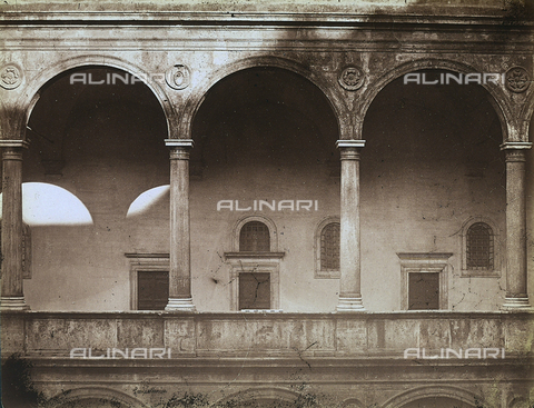 FVQ-F-158751-0000 - Particolare del loggiato del cortile del Palazzo della Cancelleria. Roma. (foto attribuita a Simelli- stampata nel laboratorio Chauffourier presso cui confluirono le lastre di Simelli) - Data dello scatto: 1871 ca. - Archivi Alinari, Firenze