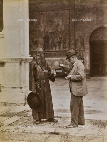 FVQ-F-158754-0000 - Offerta di un fedele a un fratello di una confraternita religiosa. Roma (foto attribuita a Simelli- stampata nel laboratorio Chauffourier presso cui confluirono le lastre di Simelli) - Data dello scatto: 1865 ca. - Archivi Alinari, Firenze