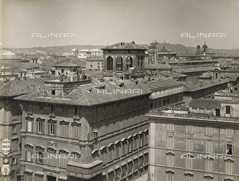 FVQ-F-158762-0000 - Buildings facing Venezia square in Rome; visible in the background, palazzo del Quirinale - Date of photography: 1915 ca. - Alinari Archives, Florence