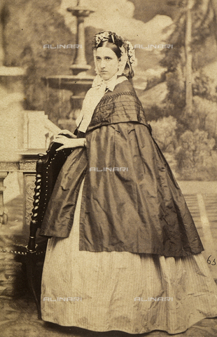 FVQ-F-160242-0000 - Ritratto femminile a figura intera - Data dello scatto: 1855-1865 - Archivi Alinari, Firenze