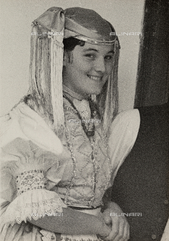FVQ-F-169849-0000 - Giovane donna ungherese di àrhalom in abito da sposa - Data dello scatto: 1937 - Archivi Alinari, Firenze