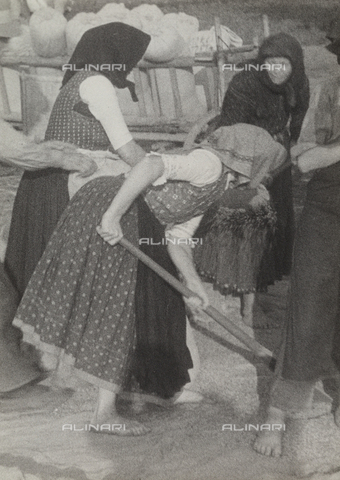 FVQ-F-169850-0000 - Contadine durante la battitura del grano - Data dello scatto: 1937 - Archivi Alinari, Firenze