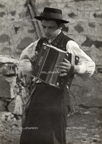 FVQ-F-169853-0000 - Ragazzo ungherese suona la fisarmonica - Data dello scatto: 1937 - Archivi Alinari, Firenze