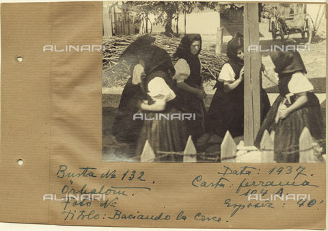 FVQ-F-169858-0000 - Gruppo di donne ungheresi baciano la croce durante una cerimonia religiosa, àrhalom - Data dello scatto: 1937 - Archivi Alinari, Firenze