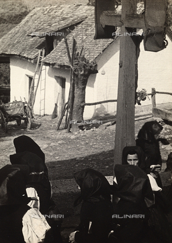 FVQ-F-169859-0000 - Gruppo di donne ungheresi durante una cerimonia religiosa, àrhalom - Data dello scatto: 1937 - Archivi Alinari, Firenze