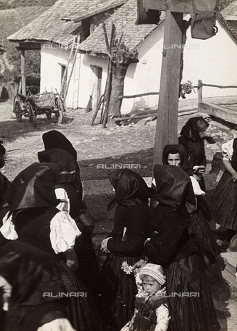 FVQ-F-169869-0000 - Donne ungheresi in abiti tradizionali durante una cerimonia religiosa, àrhalom - Data dello scatto: 1937 - Archivi Alinari, Firenze