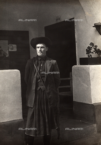 FVQ-F-169871-0000 - Contadino ungherese in abiti tradizionali - Data dello scatto: 1937 - Archivi Alinari, Firenze
