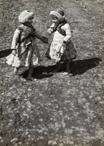 FVQ-F-169878-0000 - Bambine ungheresi in abiti tradizionali - Data dello scatto: 1937 - Archivi Alinari, Firenze