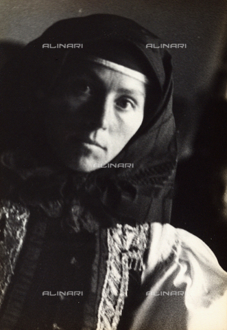 FVQ-F-169883-0000 - Giovane donna ungherese - Data dello scatto: 1937 - Archivi Alinari, Firenze
