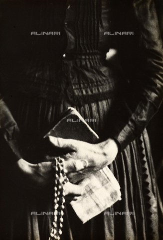 FVQ-F-169885-0000 - Mani di una donna ungherese con corona del rosario - Data dello scatto: 1937 - Archivi Alinari, Firenze