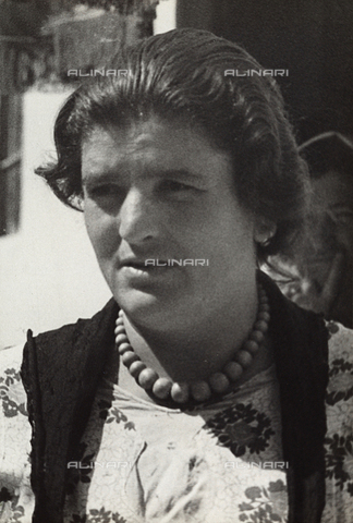 FVQ-F-169904-0000 - Donna ciociara al Congresso Eucatistico di Ceccano - Data dello scatto: 05/09/1937 - Archivi Alinari, Firenze