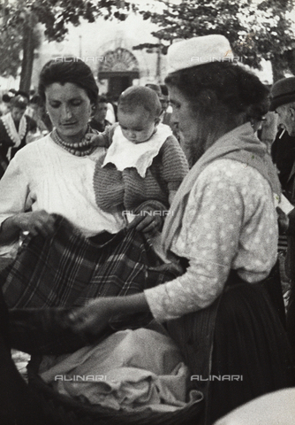 FVQ-F-169947-0000 - Contadine al mercato cittadino di Alatri - Data dello scatto: 08/09/1937 - Archivi Alinari, Firenze