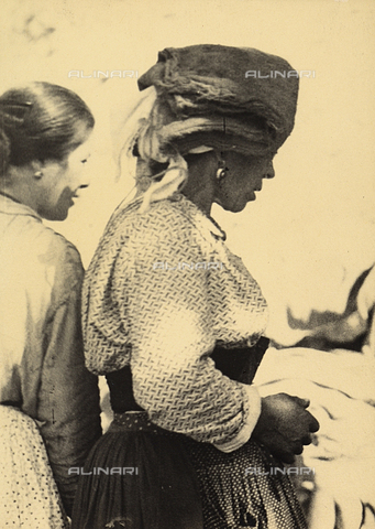FVQ-F-169948-0000 - Mercato del bestiame di Alatri: donna in costume ciociaro - Data dello scatto: 1936 - Archivi Alinari, Firenze