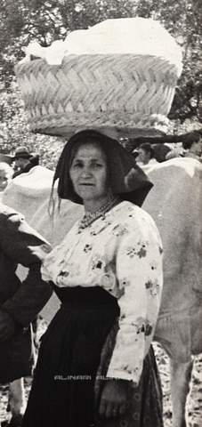 FVQ-F-169953-0000 - Donna ciociara ad mercato di Alatri - Data dello scatto: 08/09/1937 - Archivi Alinari, Firenze