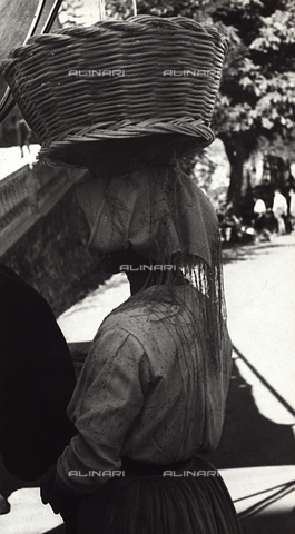 FVQ-F-169954-0000 - Donna ciociara ad mercato di Alatri - Data dello scatto: 08/09/1937 - Archivi Alinari, Firenze