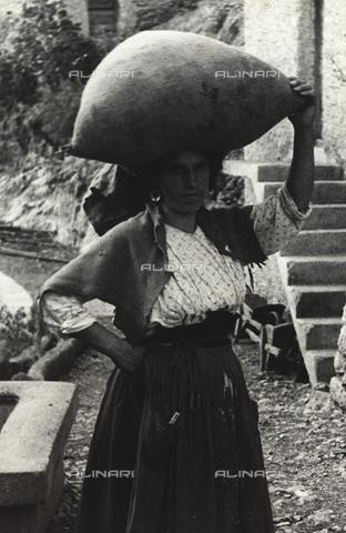 FVQ-F-169958-0000 - "Donna di Serrone. Andando al Mulino" - Data dello scatto: 09/1937 - Archivi Alinari, Firenze