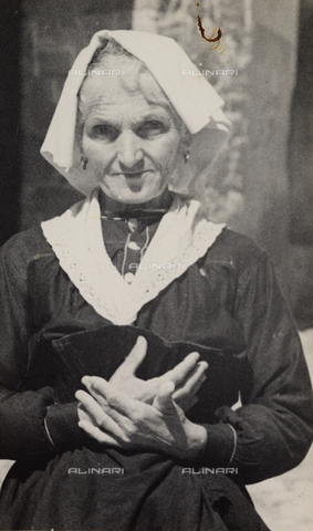 FVQ-F-169960-0000 - Donna in costume tradizionale - Data dello scatto: 1937 ca. - Archivi Alinari, Firenze