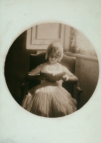 FVQ-F-198550-0000 - Portrait of a Flemish girl, seated reading - Date of photography: 1902 - Alinari Archives, Florence