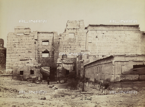 FVQ-F-206712-0000 - Cancello fortificato orientale all'ingresso di Medinet Habu - Data dello scatto: 1870-1880 - Archivi Alinari, Firenze