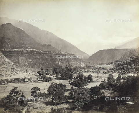 FVQ-F-206770-0000 - La valle di Chamdra, vicino alla catena montuosa dell'Himalaya, in India - Data dello scatto: 1863 - 1870 ca. - Archivi Alinari, Firenze