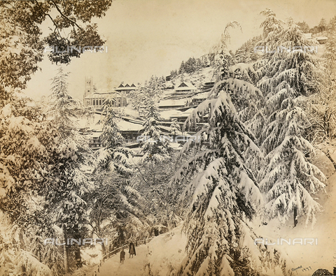 FVQ-F-206775-0000 - Panorama innevato della città di Simla (Shimla) nei pressi della catena montuosa dell'Himalaya, India - Data dello scatto: 1863 - 1870 ca. - Archivi Alinari, Firenze