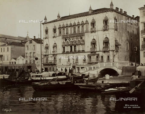 FVQ-F-208277-0000 - L'Hotel Danieli sulla Riva degli Schiavoni, a Venezia - Data dello scatto: 1865-1875 - Archivi Alinari, Firenze