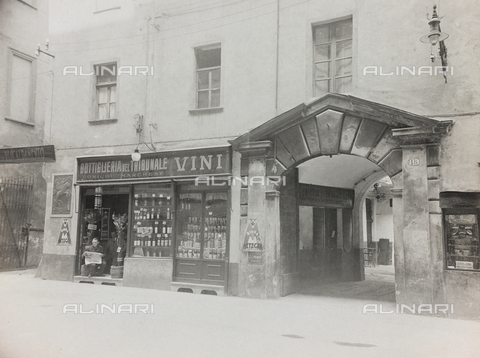 FVQ-F-208996-0000 - The Bottiglieria del Tribunale (Wine shop of the court), wine shop in Turin - Date of photography: 1920-1930 - Alinari Archives, Florence