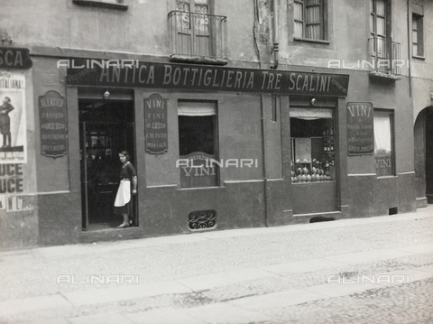 FVQ-F-208997-0000 - The Antica Bottiglieria Tre Scalini (Three Steps Ancient Wine shop), wine shop in Turin - Date of photography: 1920-1930 - Alinari Archives, Florence