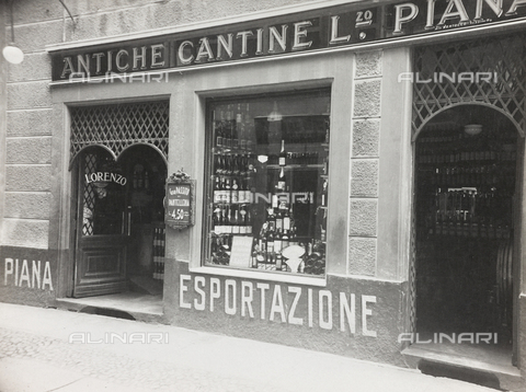 FVQ-F-208999-0000 - The Antiche Cantine Lorenzo Piana (Ancient Cellars Lorenzo Piana), wine shop in Turin - Date of photography: 1920-1930 - Alinari Archives, Florence