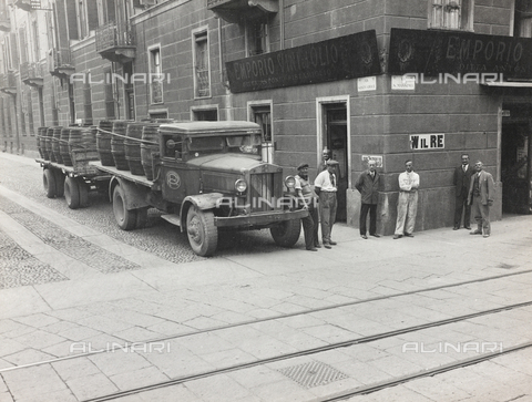 FVQ-F-209000-0000 - A truck loaded with barrels supplying the Emporio Wine and Oil of Antonio Pittamiglio, Turin - Date of photography: 1920-1930 - Alinari Archives, Florence