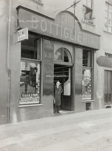 FVQ-F-209003-0000 - A man photographed in the doorway of a café-wine shop in Turin - Date of photography: 1920-1930 - Alinari Archives, Florence