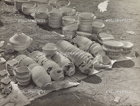 FVQ-F-209007-0000 - Tableware for sale in a market in the country - Date of photography: 1930 ca. - Alinari Archives, Florence