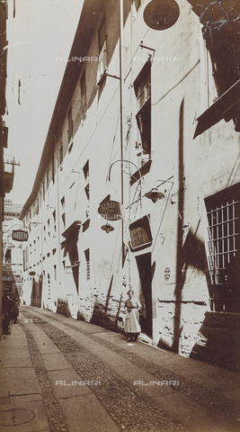 FVQ-F-209010-0000 - Shop on a street in Turin - Date of photography: 1930 ca. - Alinari Archives, Florence