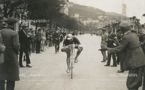 FVQ-F-220891-0000 - Remo Cicuttin in volata vince il primo campionato del mondo di ciclismo su strada UCI - Data dello scatto: 04/1926 - Archivi Alinari, Firenze