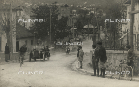 FVQ-F-220892-0000 - Riccardo Roch stacca i suoi avversari durante il primo campionato del mondo di ciclismo su strada UCI - Data dello scatto: 04/1926 - Archivi Alinari, Firenze