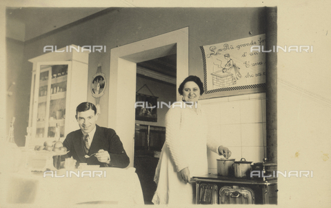 FVQ-F-222132-0000 - Una coppia in cucina durante la colazione - Data dello scatto: 1930-1940 - Archivi Alinari, Firenze