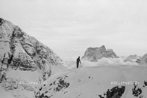 GBA-S-000178-006A - Veduta di montagna innevata con uomo sugli sci, Cortina d'Ampezzo - Data dello scatto: 06/02-27/02/1941 - Archivi Alinari, Firenze