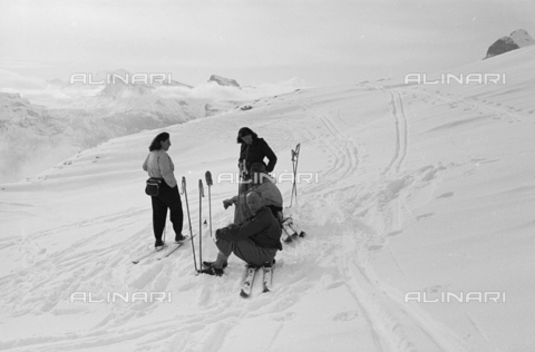 GBA-S-000178-007A - Ritratto di gruppo sugli sci, Cortina d'Ampezzo - Data dello scatto: 06/02-27/02/1941 - Archivi Alinari, Firenze