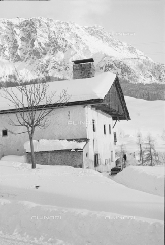 GBA-S-000178-011A - Veduta di casa di montagna innevata, Cortina d'Ampezzo - Data dello scatto: 06/02-27/02/1941 - Archivi Alinari, Firenze